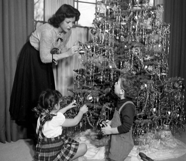 Η Hedy Lamarr με τα παιδιά της φωτογραφήθηκε από τον Allan Grant, 1949. 2