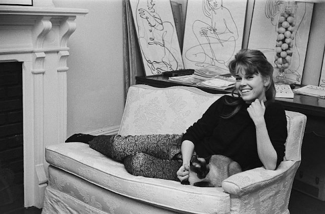 Η Τζέιν Φόντα στο διαμέρισμά της στη Νέα Υόρκη με τη σιαμαία γάτα της. Φωτογραφήθηκε από τον Paul... 2