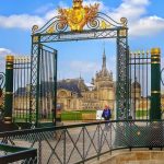 Chantilly, Γαλλία.  Η κύρια είσοδος των ενώσεων Chantilly Château (με...