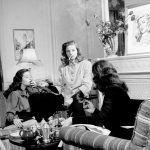 Lauren Bacall and friends, Νέα Υόρκη, 1944, φωτογραφία της Nina Leen για το περιοδικό LIFE....