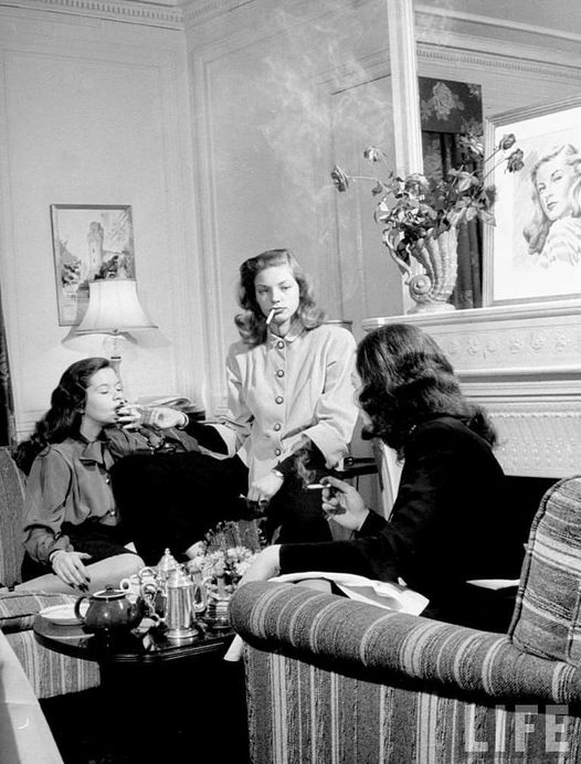 Lauren Bacall and friends, Νέα Υόρκη, 1944, φωτογραφία της Nina Leen για το περιοδικό LIFE.... 1
