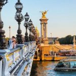 Pont Alexandre III, Παρίσι, Γαλλία - Ένα ρομαντικό ζευγάρι, στο πιο εξωφρενικό...