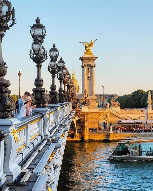 Pont Alexandre III, Παρίσι, Γαλλία - Ένα ρομαντικό ζευγάρι, στην πιο υπερβολική γέφυρα 1