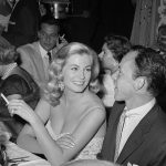 Η Anita Ekberg και ο Frank Sinatra στο εστιατόριο του Romanoff, 1955...