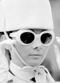 Η Audrey Hepburn φωτογραφήθηκε από τον Terry O'Neill στα γυρίσματα του How to Steal a Millio...