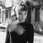 Η Audrey Hepburn φωτογραφήθηκε κατά την παραγωγή του "Sabrina" το 1954...