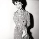 Η Elizabeth Taylor με ένα γατάκι στα γυρίσματα του The Girl Who Had Everything, 1953...