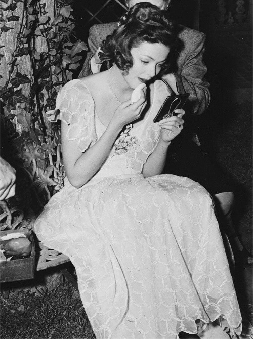 Η Gene Tierney φτιάχνει το μακιγιάζ της στα γυρίσματα του The Razor's Edge, 1946… 1