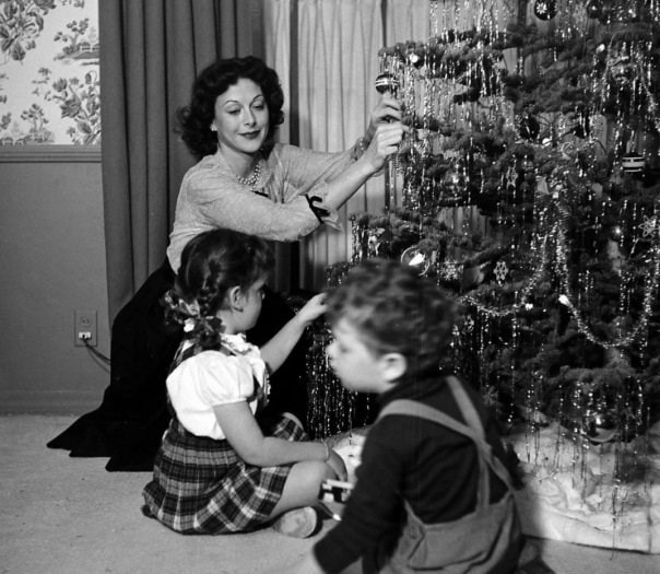 Η Hedy Lamarr με τα παιδιά της φωτογραφήθηκε από τον Allan Grant, 1949. 1