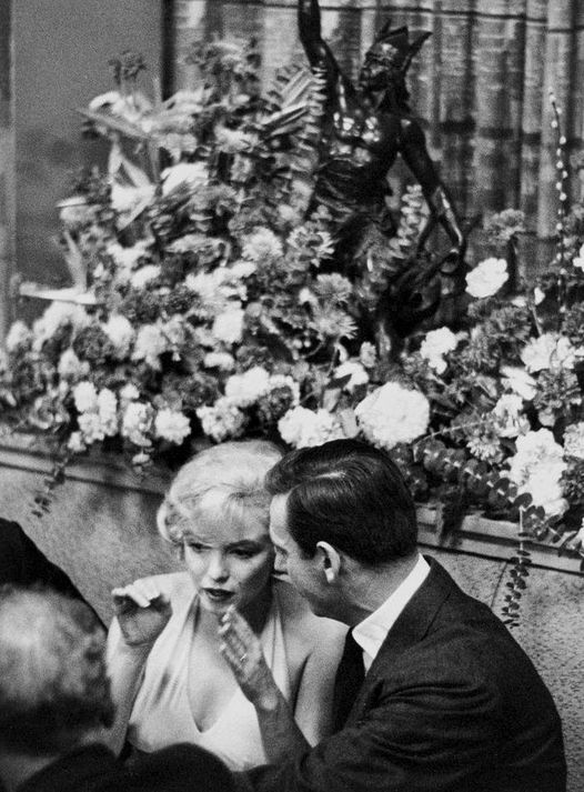 Η Marilyn Monroe και ο Yves Montand σε συνέντευξη τύπου για το Let's Make Love, 1960.... 1