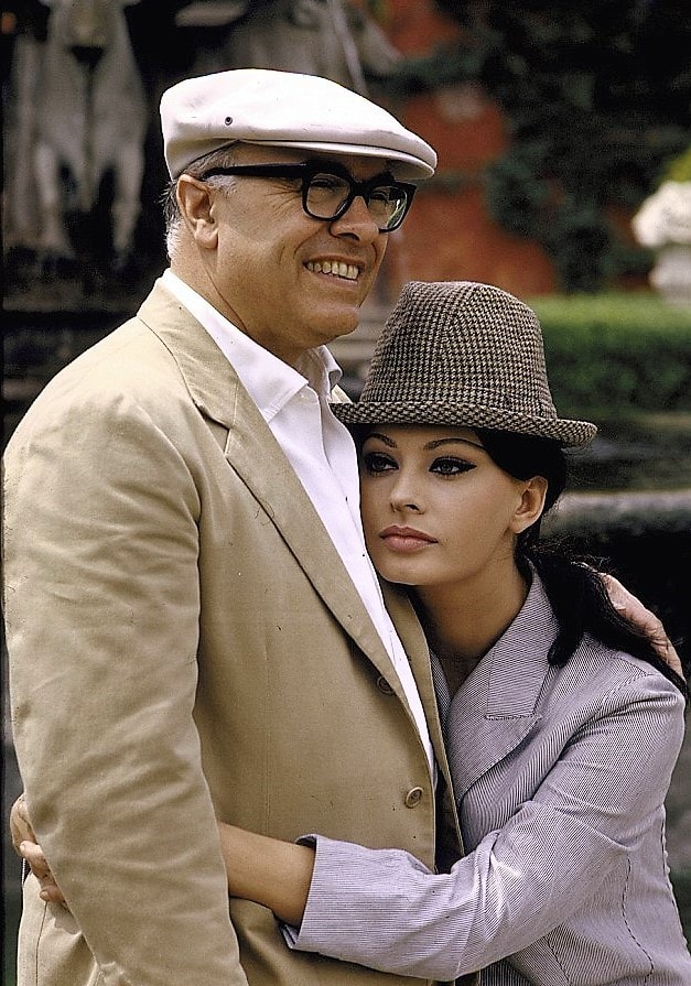 Η Sophia Loren και ο Carlo Ponti στη ρωμαϊκή βίλα τους, 1964. 1