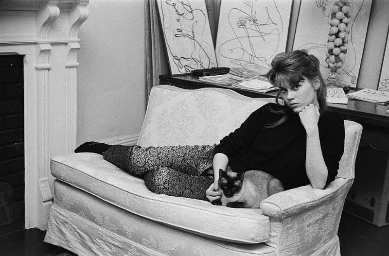 Η Τζέιν Φόντα στο διαμέρισμά της στη Νέα Υόρκη με τη σιαμαία γάτα της. Φωτογραφήθηκε από τον Paul... 1