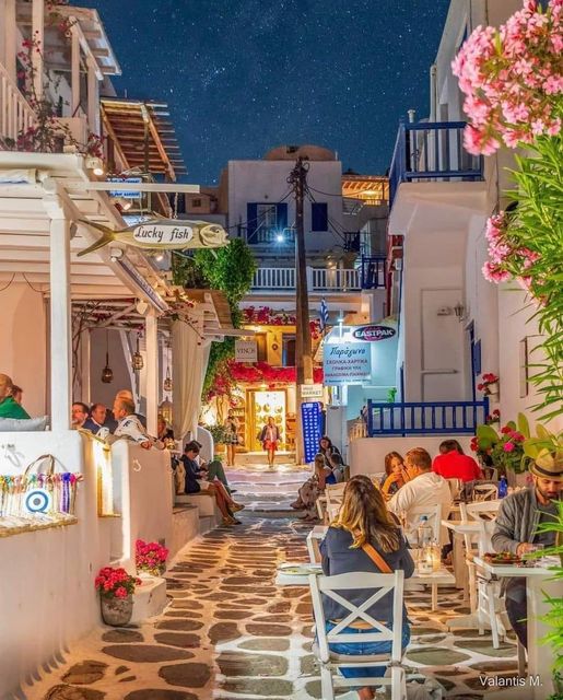 Νύχτα στη Μύκονο, Ελλάδα... 1