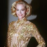 Ο Cybill Shepherd παρευρίσκεται στις Χρυσές Σφαίρες φορώντας τον Bob Mackie, 1990. Φωτογραφήθηκε...