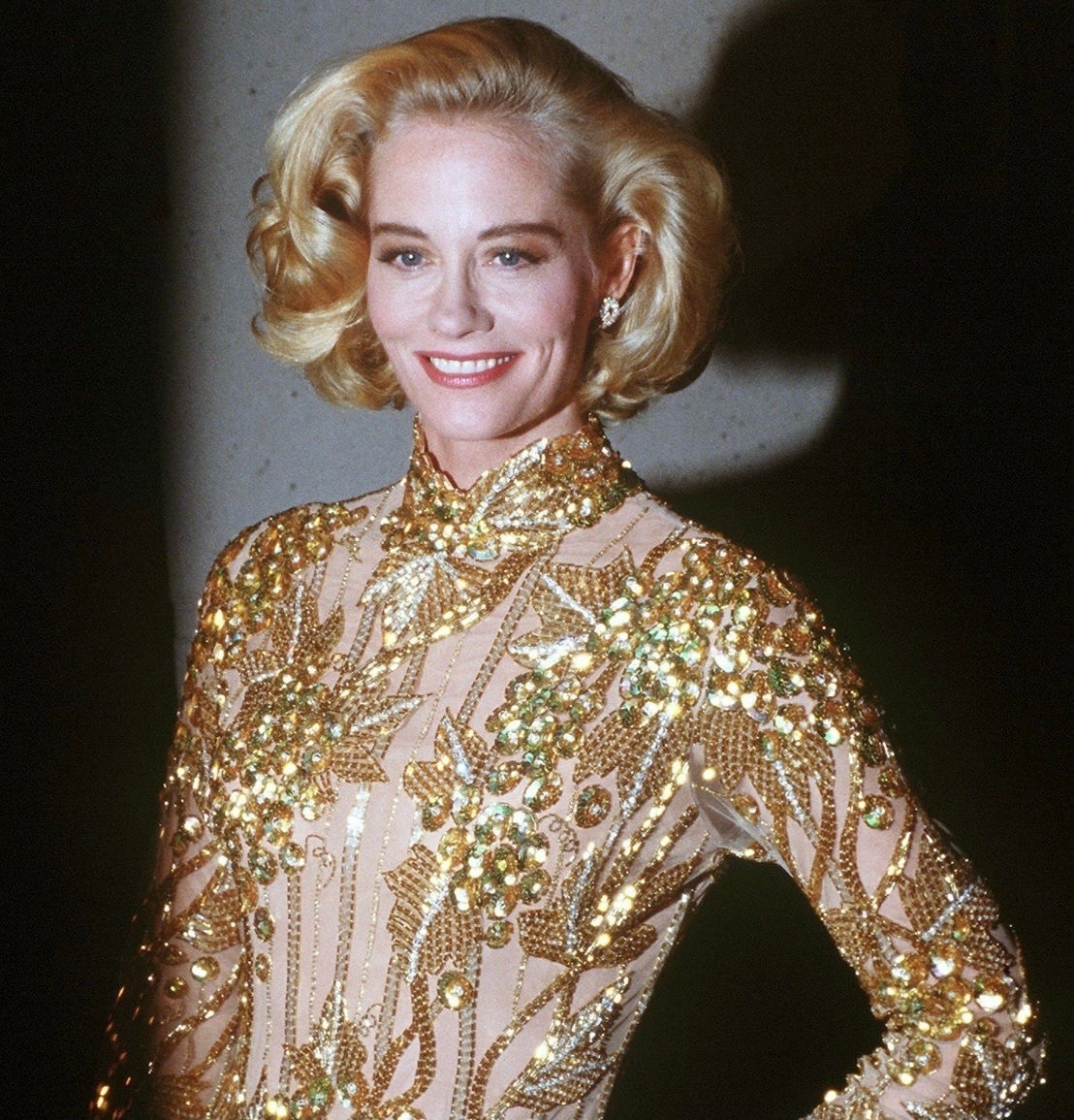 Ο Cybill Shepherd παρευρίσκεται στις Χρυσές Σφαίρες φορώντας τον Bob Mackie, 1990. Φωτογραφήθηκε... 1