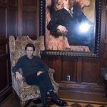 Ο Willem Dafoe κάθεται δίπλα στο δικό του πορτρέτο...