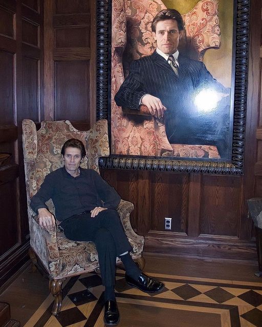 Ο Willem Dafoe κάθεται δίπλα στο δικό του πορτρέτο... 1