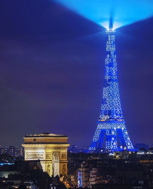 Ο Πύργος του Άιφελ γίνεται μπλε για τη Γαλλική Προεδρία της ΕΕ, Παρίσι, Γαλλία - Φωτογραφία © από @d... 1