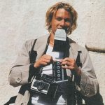 Ο Χιθ Λέτζερ φωτογραφίζει την Πράγα με μια φωτογραφική μηχανή Polaroid για το Vanity F...