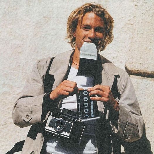 Ο Χιθ Λέτζερ φωτογραφίζει την Πράγα με μια φωτογραφική μηχανή Polaroid για το Vanity F... 1