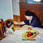 Τι γλυκιά ανάμνηση όταν μας τάϊζε η γιαγιά !!! Τα πλαστικά φρούτα απαραίτητη δια...