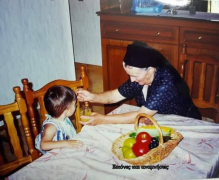 Τι γλυκιά ανάμνηση όταν μας τάϊζε η γιαγιά !!! Τα πλαστικά φρούτα απαραίτητη δια...