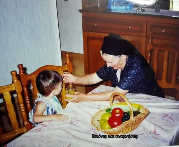 Τι γλυκιά ανάμνηση όταν μας τάϊζε η γιαγιά !!! Τα πλαστικά φρούτα απαραίτητη δια... 1