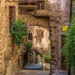 Το Canale' di Tenno είναι ένας μικρός μεσαιωνικός οικισμός με πέτρινα σπίτια και στενά λιθόστρωτα...