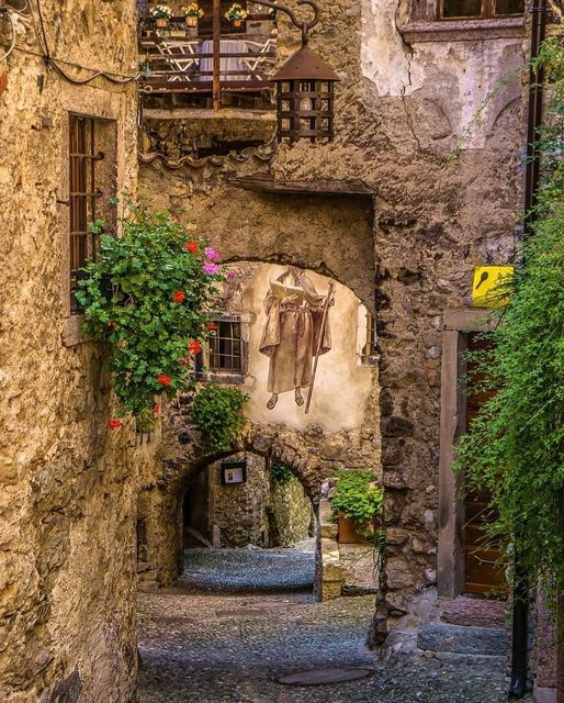 Το Canale' di Tenno είναι ένας μικρός μεσαιωνικός οικισμός με πέτρινα σπίτια και στενά λιθόστρωτα... 1