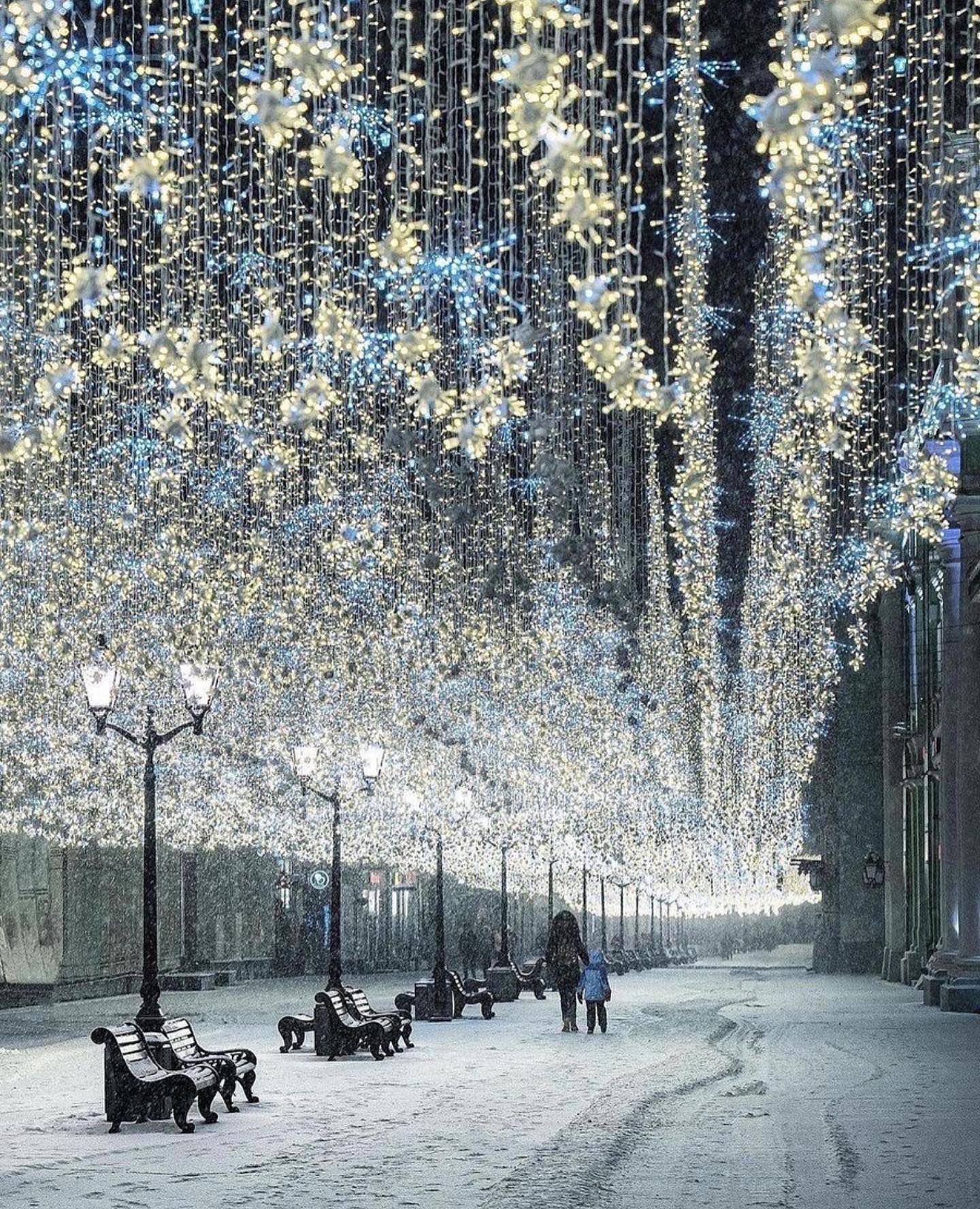 Χριστουγεννιάτικα φώτα της Μόσχας, Ρωσία από την @elena.krizhevskaya #bestintravel #tra... 1