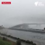 Δείτε τη δραματική στιγμή που μια σφοδρή καταιγίδα παρέσυρε μια γέφυρα στη Ν. Ζηλανδία...