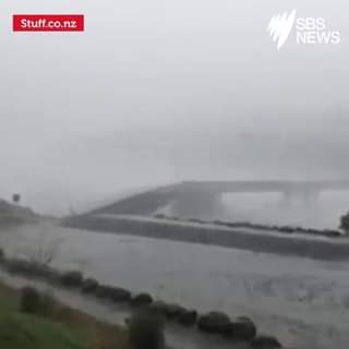 Δείτε τη δραματική στιγμή που μια σφοδρή καταιγίδα παρέσυρε μια γέφυρα στη Ν. Ζηλανδία... 1