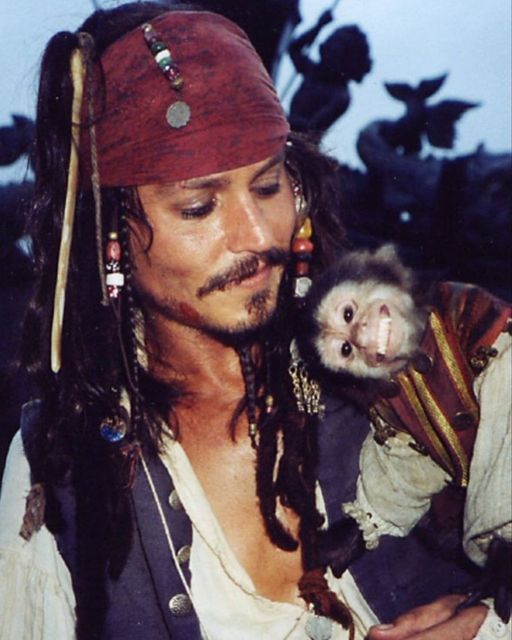 Ο Johnny Depp και η Chiquita the Monkey στα γυρίσματα των Πειρατών της Καραϊβικής, 2003... 1
