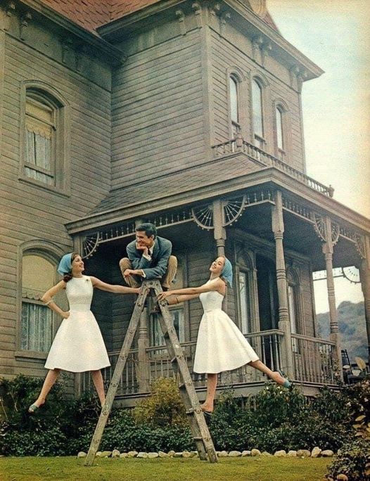 Ο Άντονι Πέρκινς στα γυρίσματα του Psycho (1960)... 1