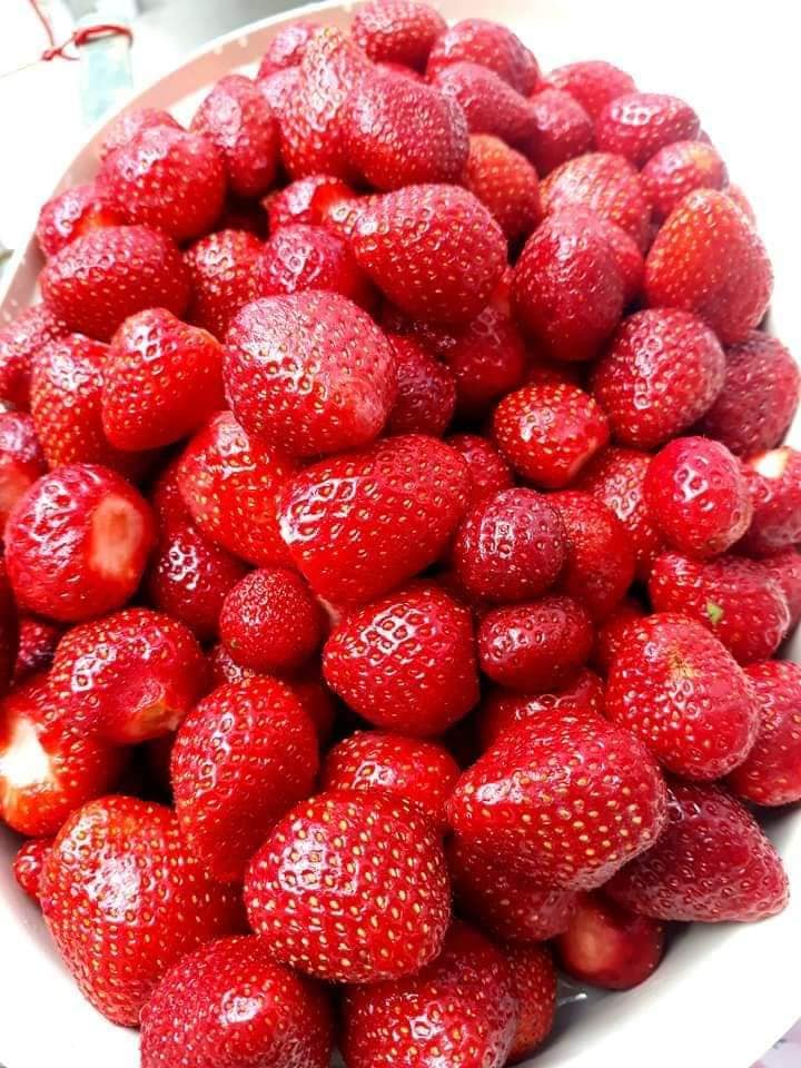 Μαρμελάδα φράουλα!!!!Έκλεισα την υπέροχη μυρωδιά τους ,την ξεχωριστη γεύση τους ... 4