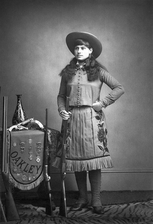 Annie Oakley (13 Αυγούστου 1860 - 3 Νοεμβρίου 1926).... 1