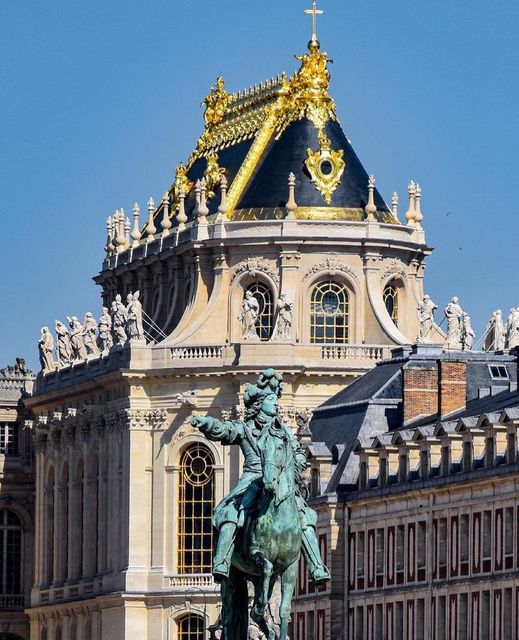 Έφιππο άγαλμα του Λουδοβίκου XIV μπροστά από το παλάτι των Βερσαλλιών, Γαλλία Ph... 1