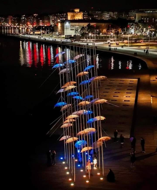 Θεσσαλονίκη. Η πανέμορφη πόλη λάμπει απαστράπτουσα στα εκπληκτικά της νυχτερινά φώτα. 1