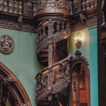 Η περίφημη ξύλινη σπιράλ σκάλα του κάστρου του Πέλες στη Σινάια της Ρουμανίας. Τ...