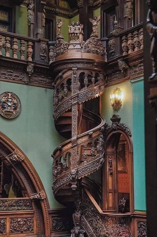 Η περίφημη ξύλινη σπιράλ σκάλα του κάστρου του Πέλες στη Σινάια της Ρουμανίας. Τ... 1