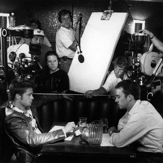 Ο Brad Pitt και ο Edward Norton στα παρασκήνια του Fight Club (1999), ο David Finche... 1