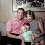 Ο Kirk Douglas με τη δεύτερη σύζυγό του Anne και τα δύο τους παιδιά Peter & Michae...