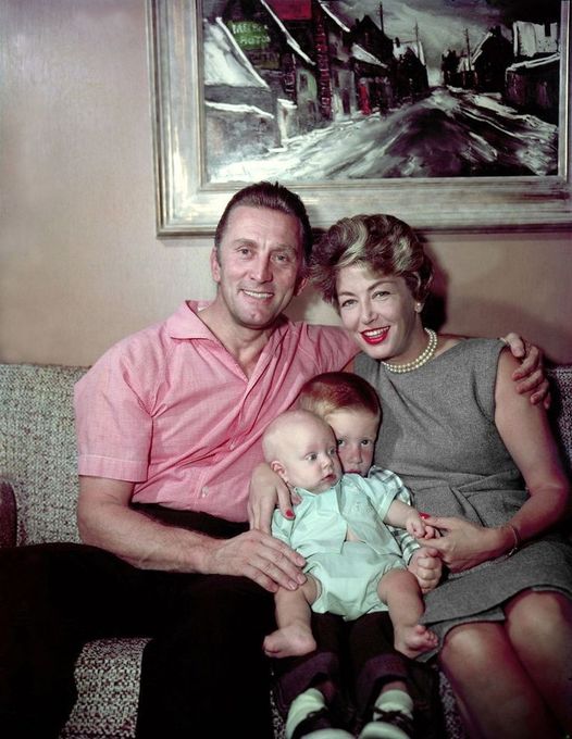 Ο Kirk Douglas με τη δεύτερη σύζυγό του Anne και τα δύο τους παιδιά Peter & Michae... 1