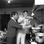 Ο Ντιν Μάρτιν και ο Τζον Γουέιν μαγειρεύουν ζυμαρικά...