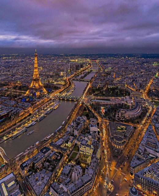 Ο Πύργος του Άιφελ, Παρίσι, Γαλλία... 1