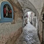 Τα στενά σοκάκια του Μεσαίωνα στη Γκαέτα της Ιταλίας.  Είναι η ιστορική...