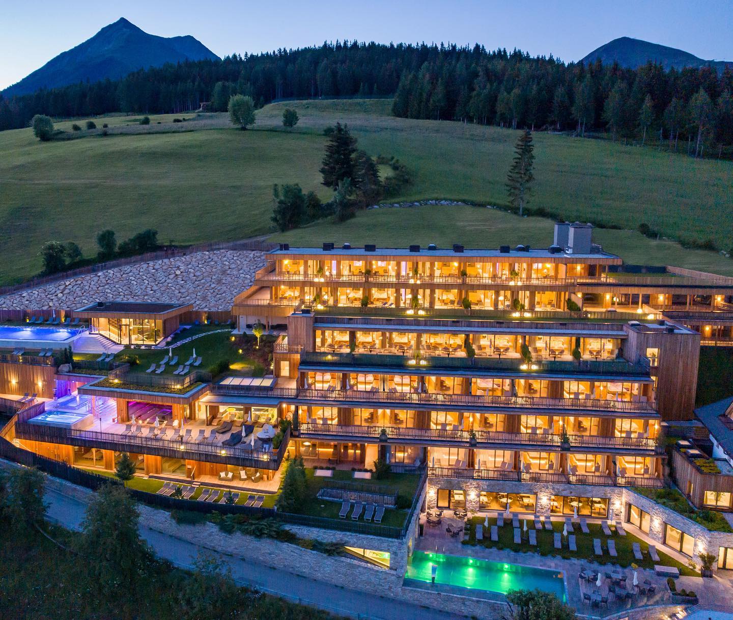 Το @tratterhof_mountainskyhotel είναι η πύλη σας για πεζοπορία, σκι και ευεξία στο I... 1