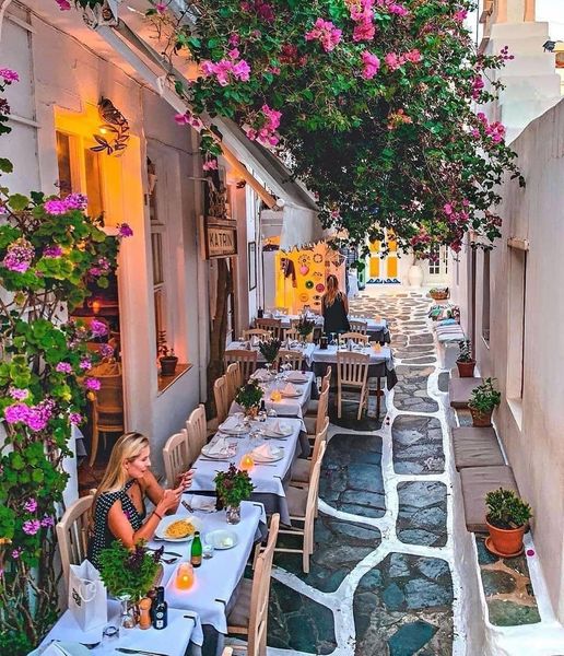 Χαριτωμένος δρόμος στη Μύκονο, Ελλάδα: [instagram.com/takemyhearteverywhere]... 1