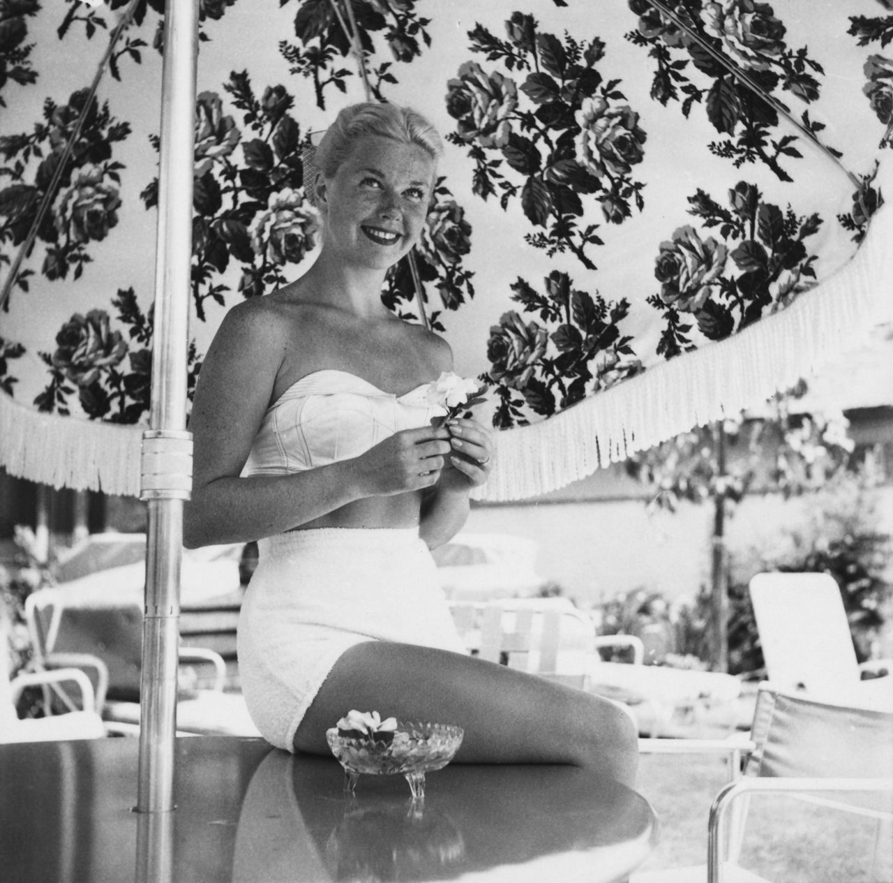 Η Doris Day στο σπίτι της στη λίμνη Toluca, Λος Άντζελες, Καλιφόρνια, περίπου το 1955.... 2