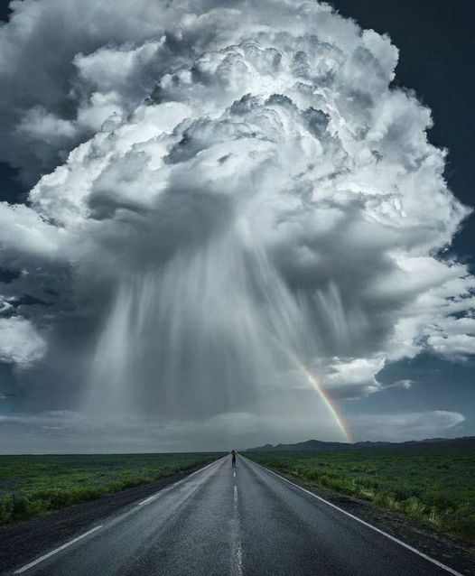 Εντυπωσιακή εικόνα του cumulonimbus cloud και του ουράνιου τόξου, Ισλανδία. 1